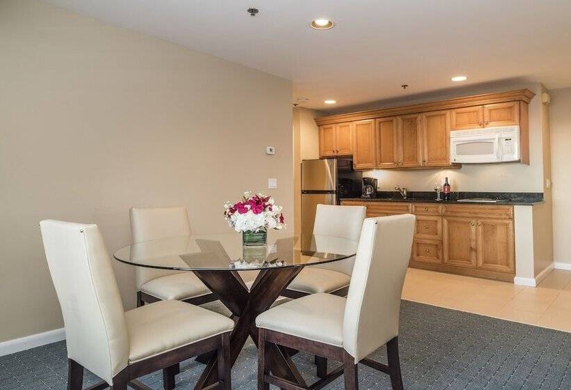 جناح, Water's Edge Resort & Spa