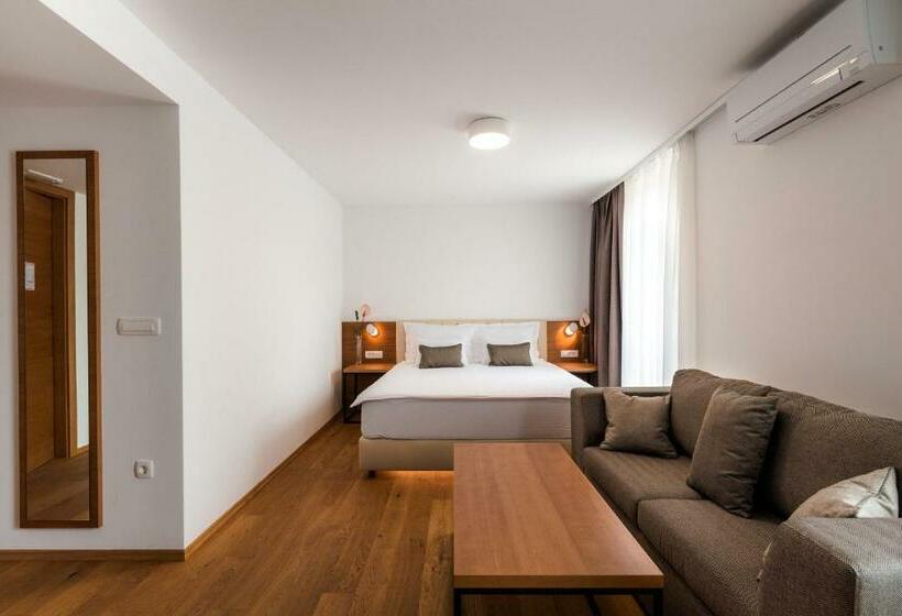 اتاق لوکس خانوادگی, Ajdovec