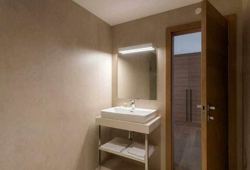 اتاق لوکس خانوادگی, Ajdovec