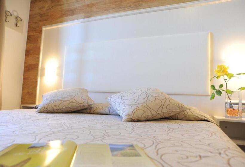 غرفة قياسية مطلّة علي البحر, Barsalini