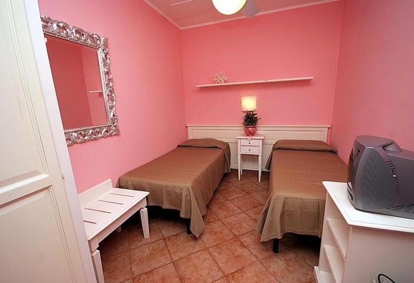 غرفة عائلية مطلّة علي الحديقة, Barsalini