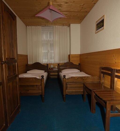 اتاق استاندارد با سرویس بهداشتی مشترک, Hostel Pod Voglom