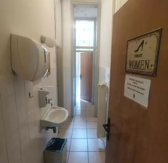 اتاق استاندارد سه تخته با سرویس بهداشتی مشترک, Hostel Pod Voglom