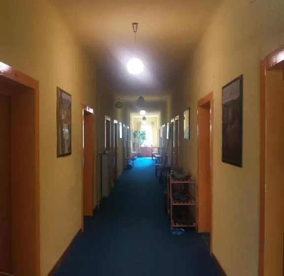 اتاق استاندارد سه تخته با سرویس بهداشتی مشترک, Hostel Pod Voglom