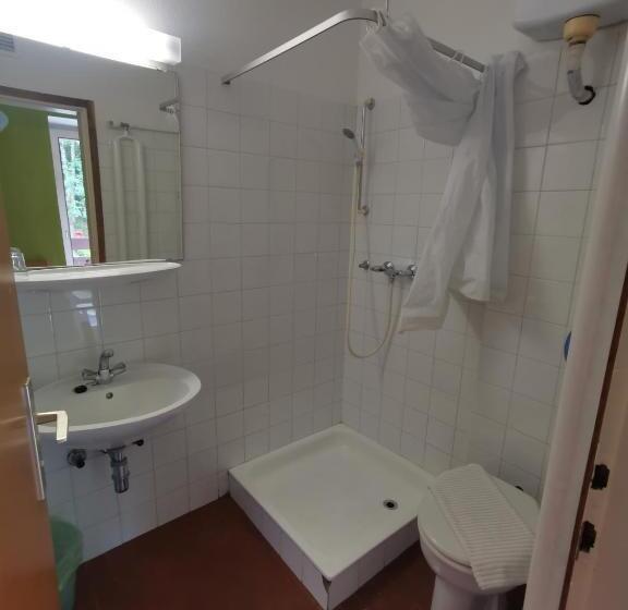 اتاق استاندارد یک تخته با سرویس بهداشتی مشترک, Hostel Pod Voglom