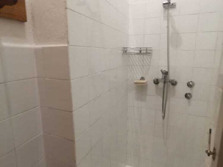 اتاق استاندارد با سرویس بهداشتی مشترک, Hostel Pod Voglom