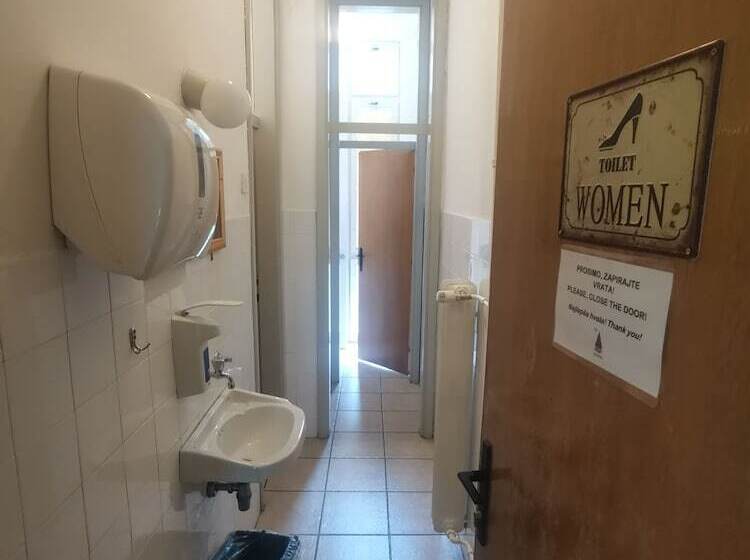 اتاق استاندارد سه تخته با سرویس بهداشتی مشترک, Hostel Pod Voglom