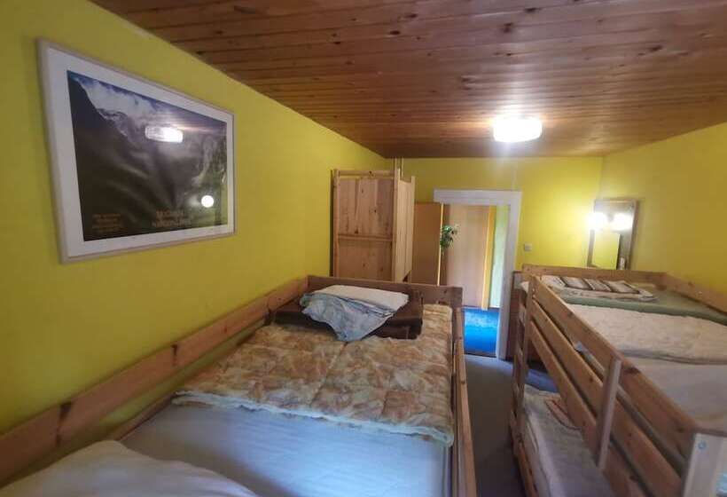 اتاق استاندارد سه تخته با سرویس بهداشتی مشترک, Hostel Pod Voglom