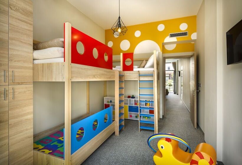 חדר משפחתי, Marina  Liburnia