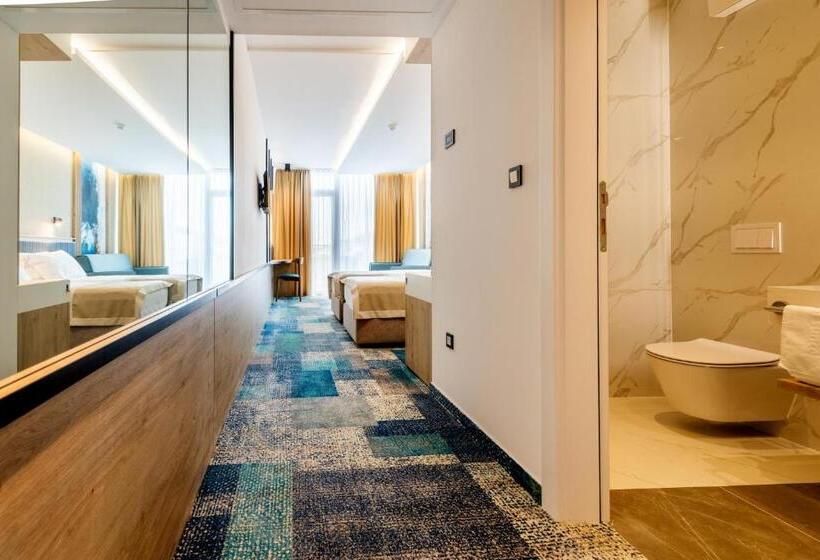 اتاق لوکس با بالکن و چشمانداز دریا, Sunce Neum