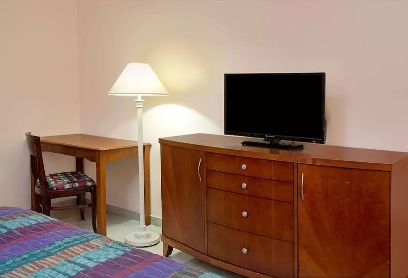 اتاق استاندارد با 2 تخت دوبل, Knights Inn Hallandale