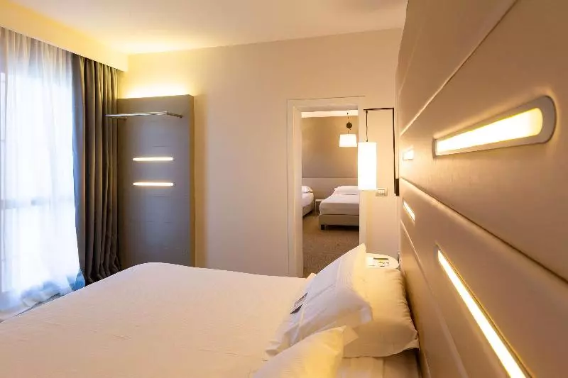 اتاق استاندارد چهار تخته, Best Western Plus Tower Hotel Bologna