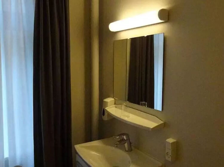 اتاق اکونومی با حمام مشترک, City Hotel Nebo