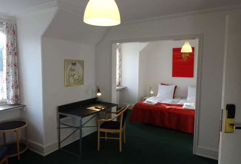 Четырехместный номер эконом класса с общей ванной комнатой, City Hotel Nebo