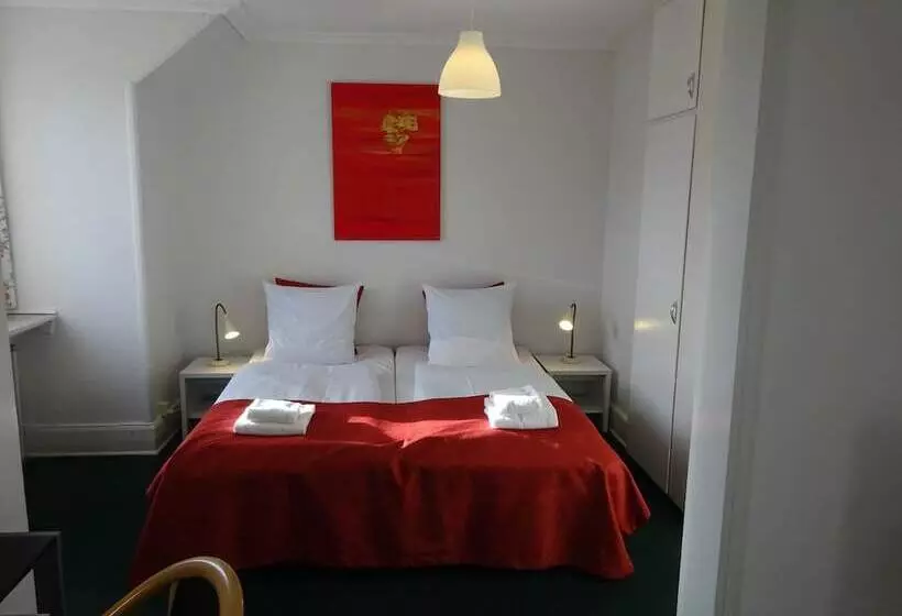 اتاق چهار تخته با دستشویی مشترک, City Hotel Nebo