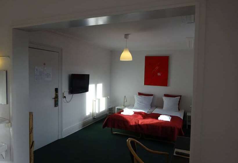 הכלכלה חדר לארבעה עם מקלחת משותפת, City Hotel Nebo