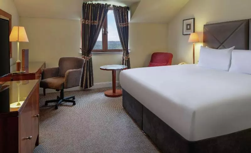 キングサイズベッドのスタンダードルーム, Glasgow Westerwood Spa & Golf Resort