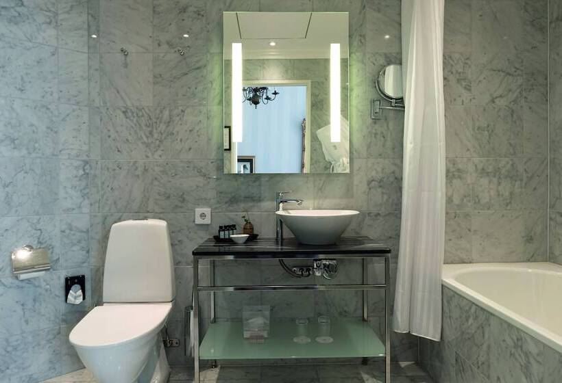 جناح جونيور, Elite Hotel Mollberg