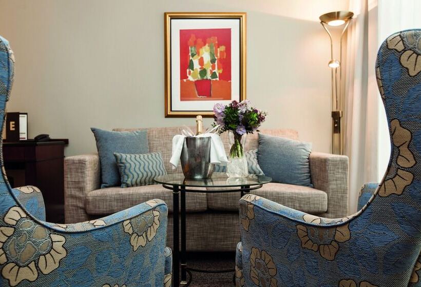 جناح جونيور, Elite Hotel Mollberg