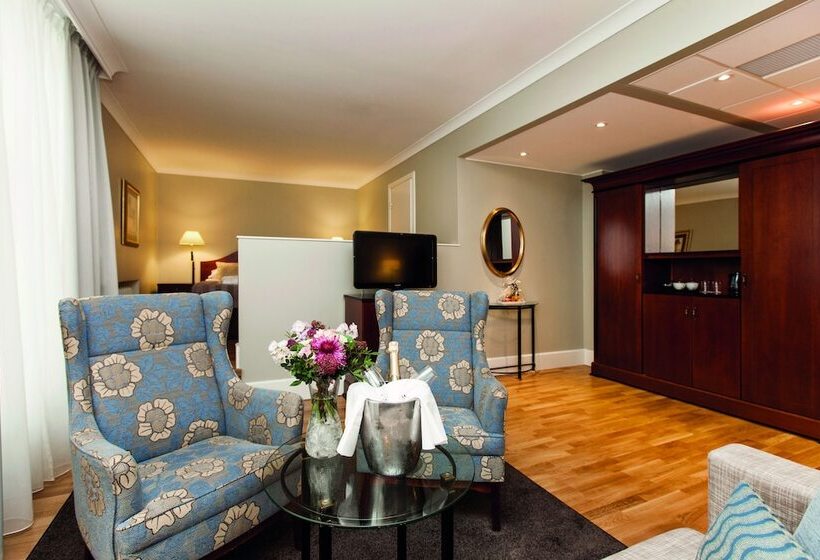 جناح جونيور, Elite Hotel Mollberg