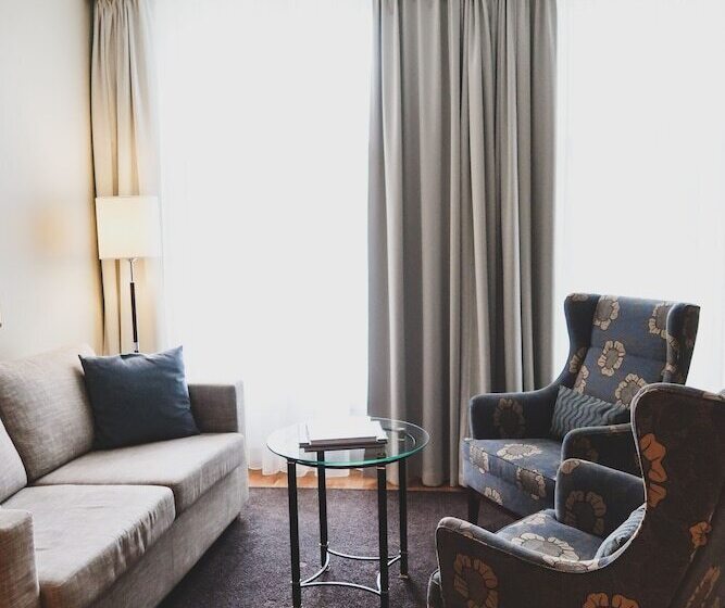 جناح جونيور, Elite Hotel Mollberg