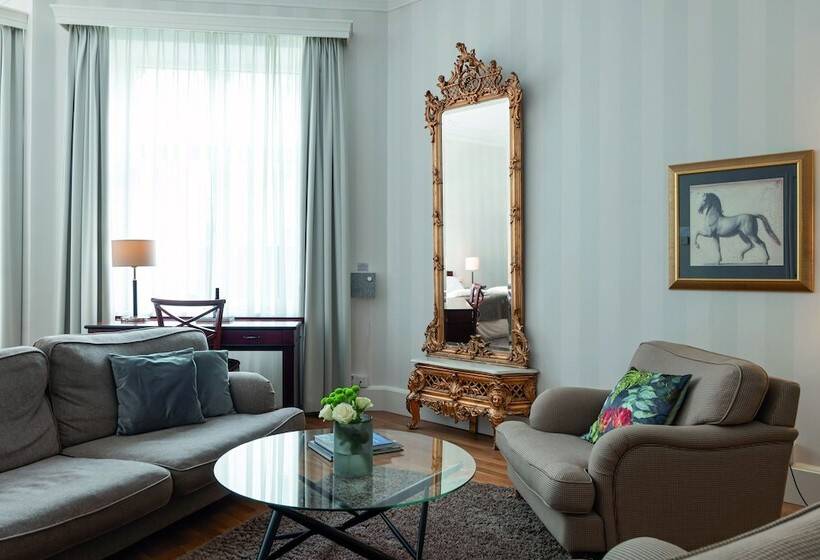 جناح جونيور, Elite Hotel Mollberg