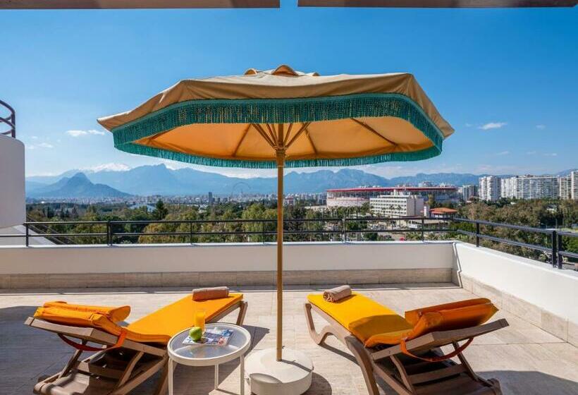 سوییت خانوادگی, Rixos Downtown Antalya, The Land of Legends Access