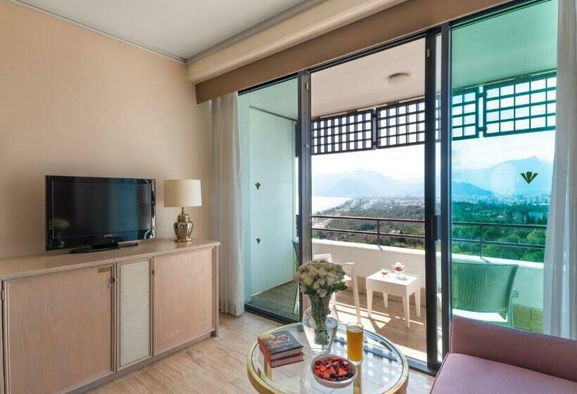 اتاق لوکس با تخت بزرگ, Rixos Downtown Antalya, The Land of Legends Access