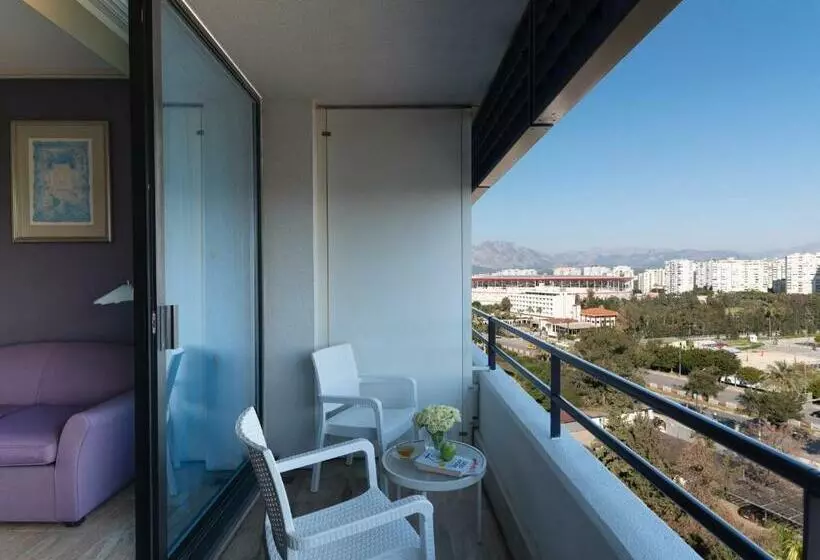 اتاق دلوکس با تخت کینگ و چشمانداز شهر, Rixos Downtown Antalya, The Land of Legends Access