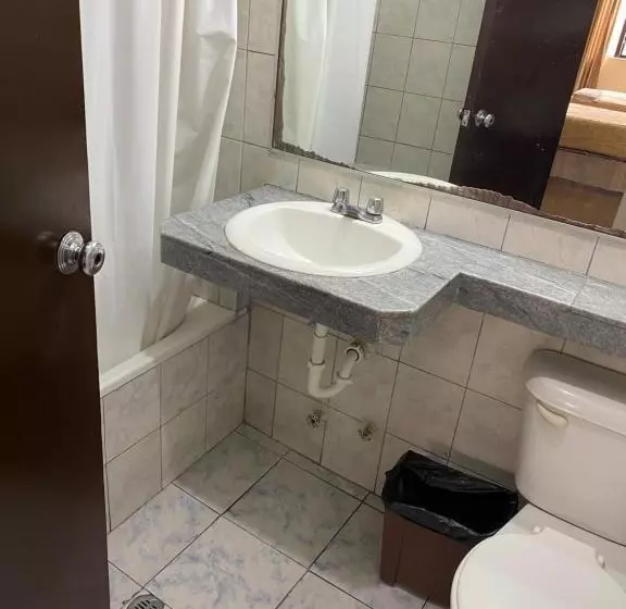Standard Kolmen Hengen Huone, Rizzo