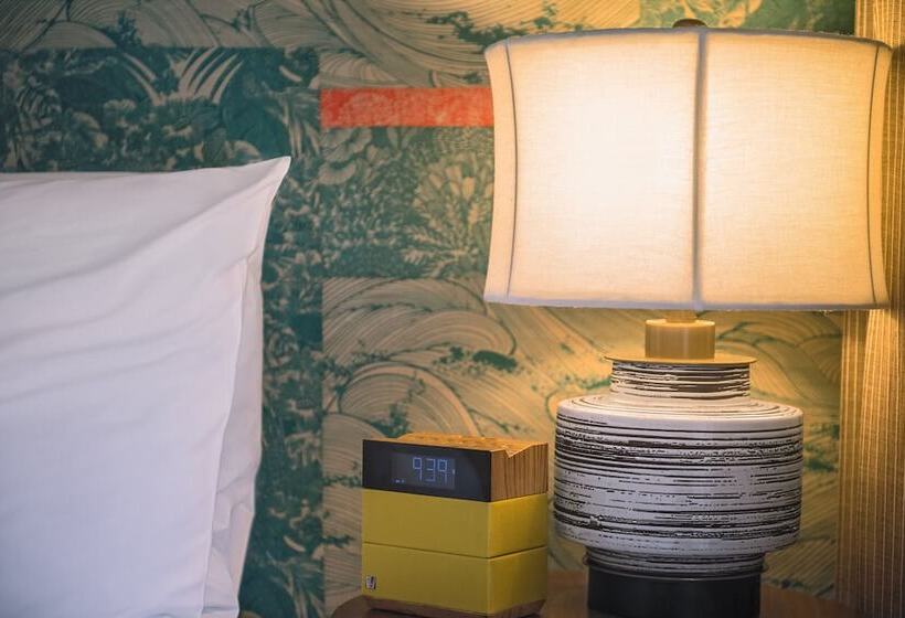 بنجلو قياسى, The Surfjack Hotel & Swim Club