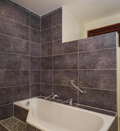 سوئیت با چشمانداز, Lionsdive Beach Resort