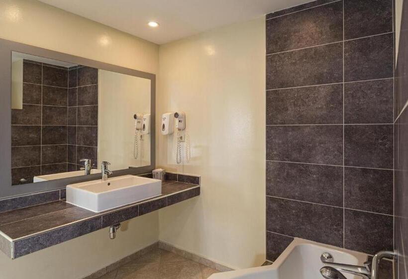 سوئیت با چشمانداز, Lionsdive Beach Resort