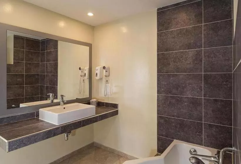 سوئیت با چشمانداز, Lionsdive Beach Resort