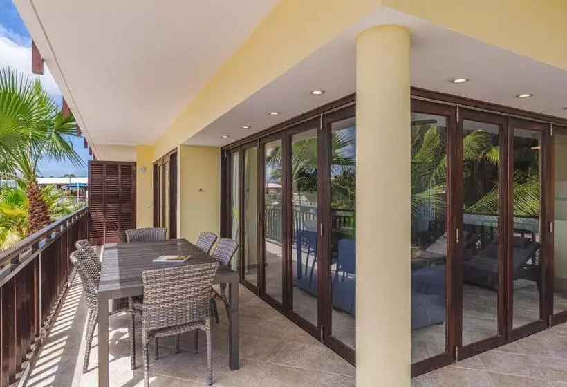 سوئیت با چشمانداز, Lionsdive Beach Resort