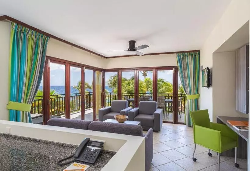 سوئیت با چشمانداز, Lionsdive Beach Resort