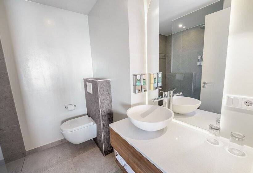 2 Bedrooms Suite Sea View, Lionsdive Beach Resort