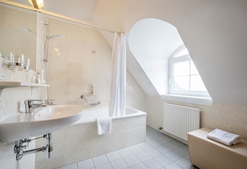 اتاق سوپریور, Am Mirabellplatz