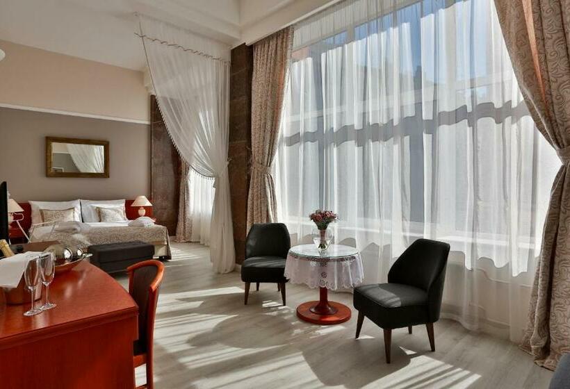 سوییت جونیور, Belvedere