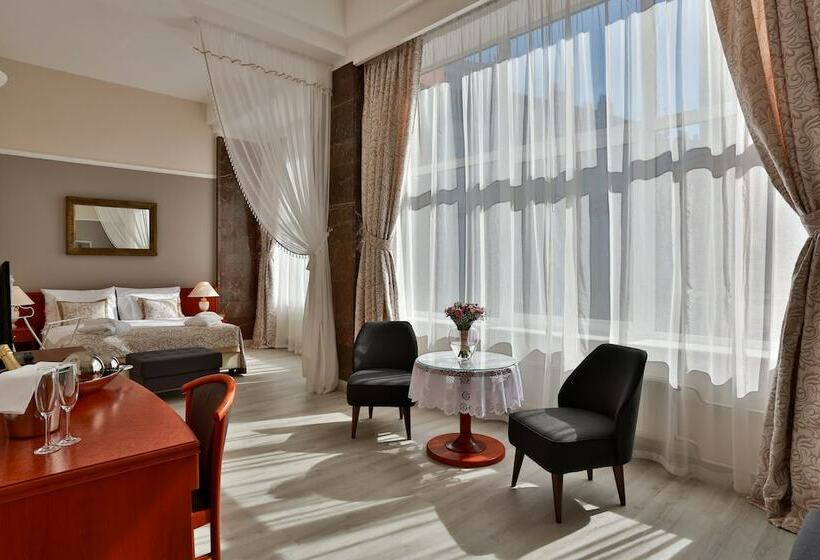 سوییت جونیور, Belvedere