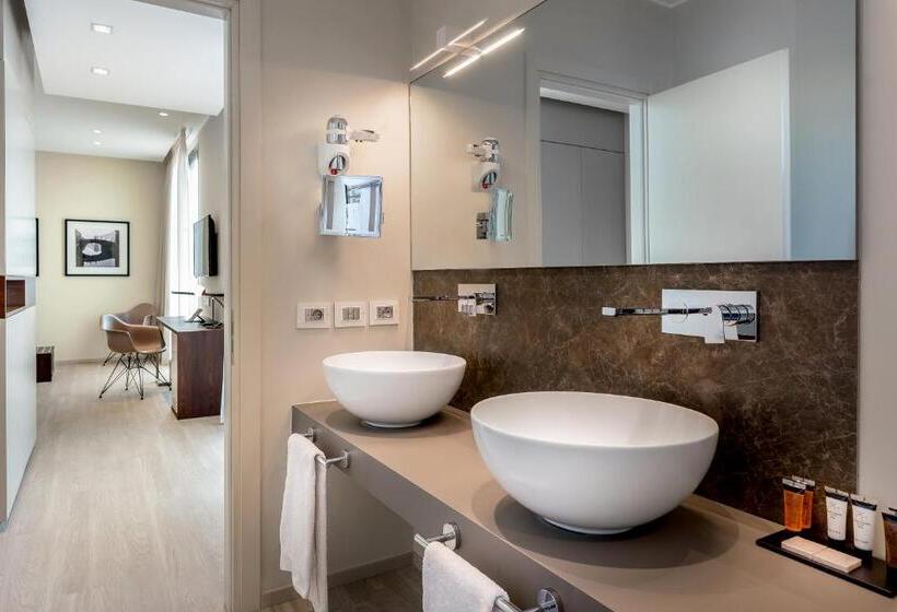 带露台的套间, Canada