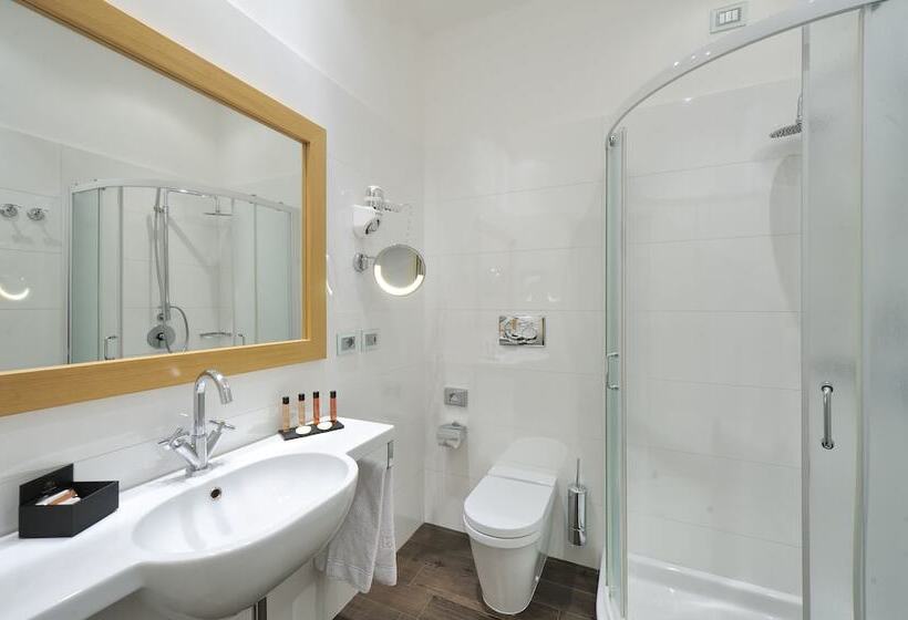 行政三人间, Canada