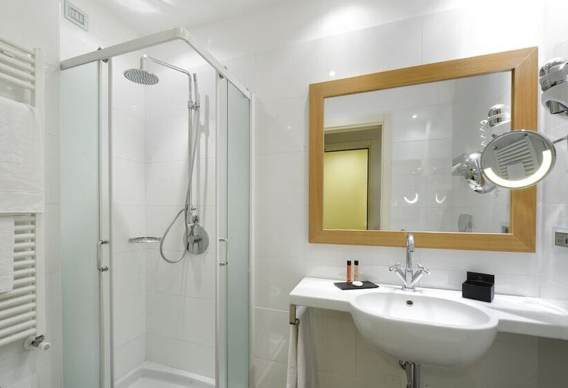 行政三人间, Canada