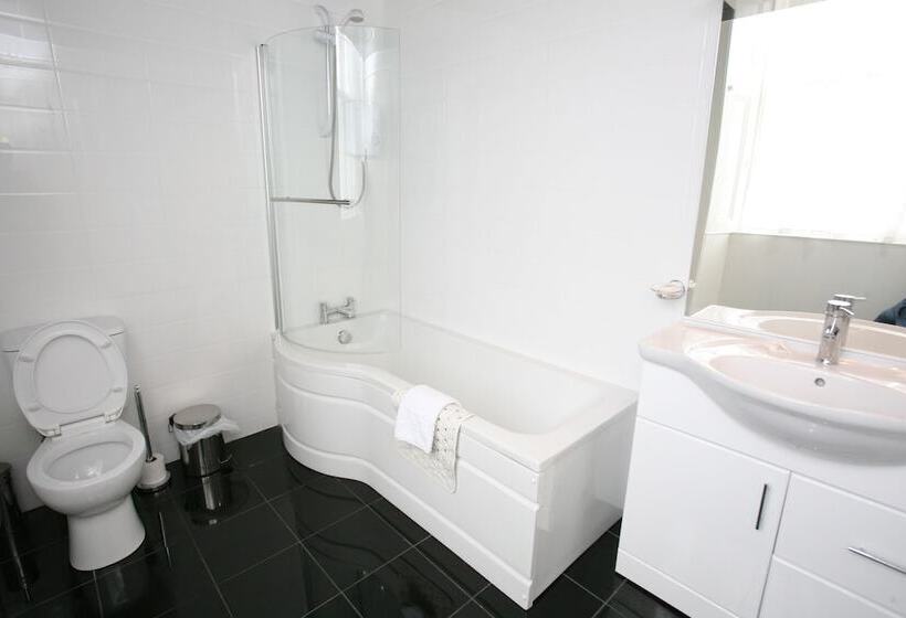 חדר סטנדרט לשלושה, Clifton