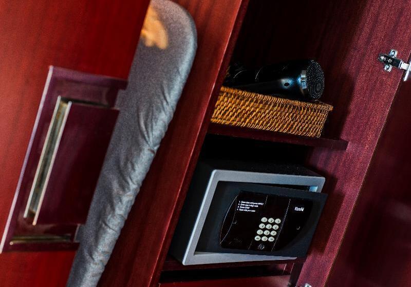 חדר דלוקס, Clifton