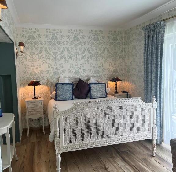 اتاق استاندارد با چشم‌انداز باغ, De La Gaichel