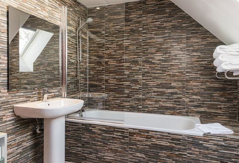 Camera Tripla Standard, Grand Pas by Nexta