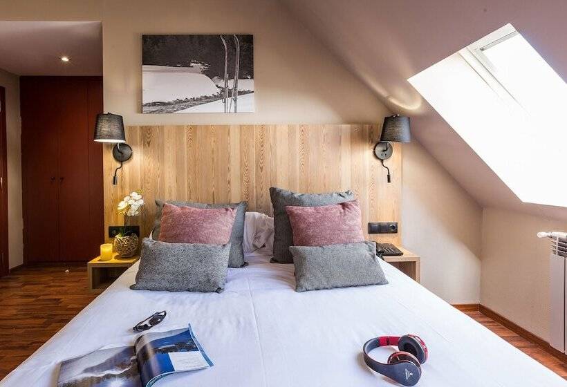 Camera Tripla Standard, Grand Pas by Nexta