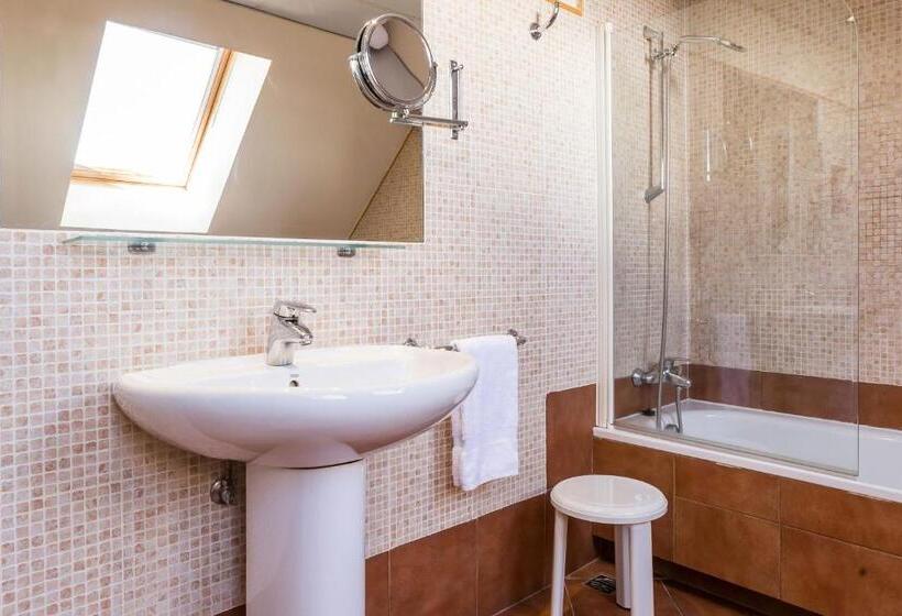 Camera Tripla Standard, Grand Pas by Nexta