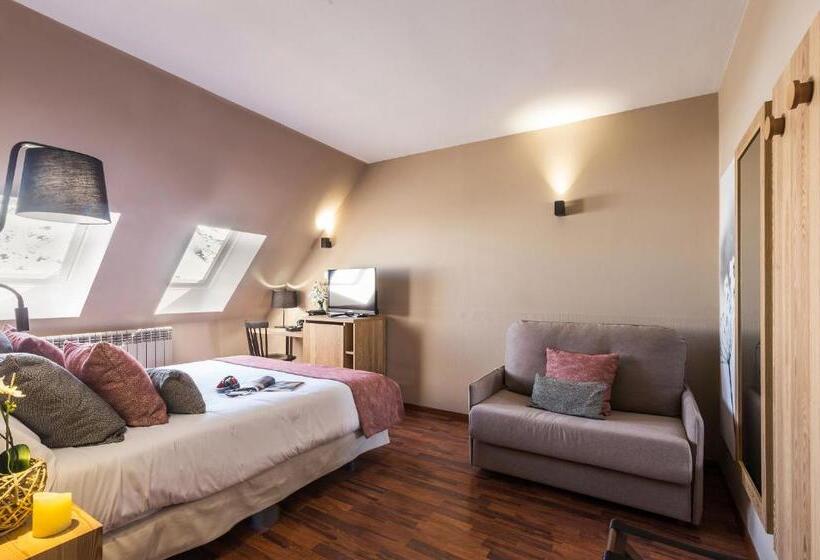 Camera Tripla Standard, Grand Pas by Nexta